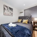 Your Elite Hyde Park Retreat 2-Bedroom Luxury Flat