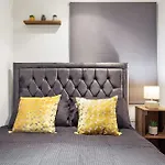 Your Elite Hyde Park Retreat 2-Bedroom Luxury Flat