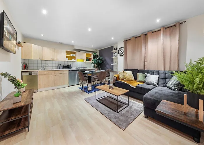 Your Elite Hyde Park Retreat 2-Bedroom Luxury Flat