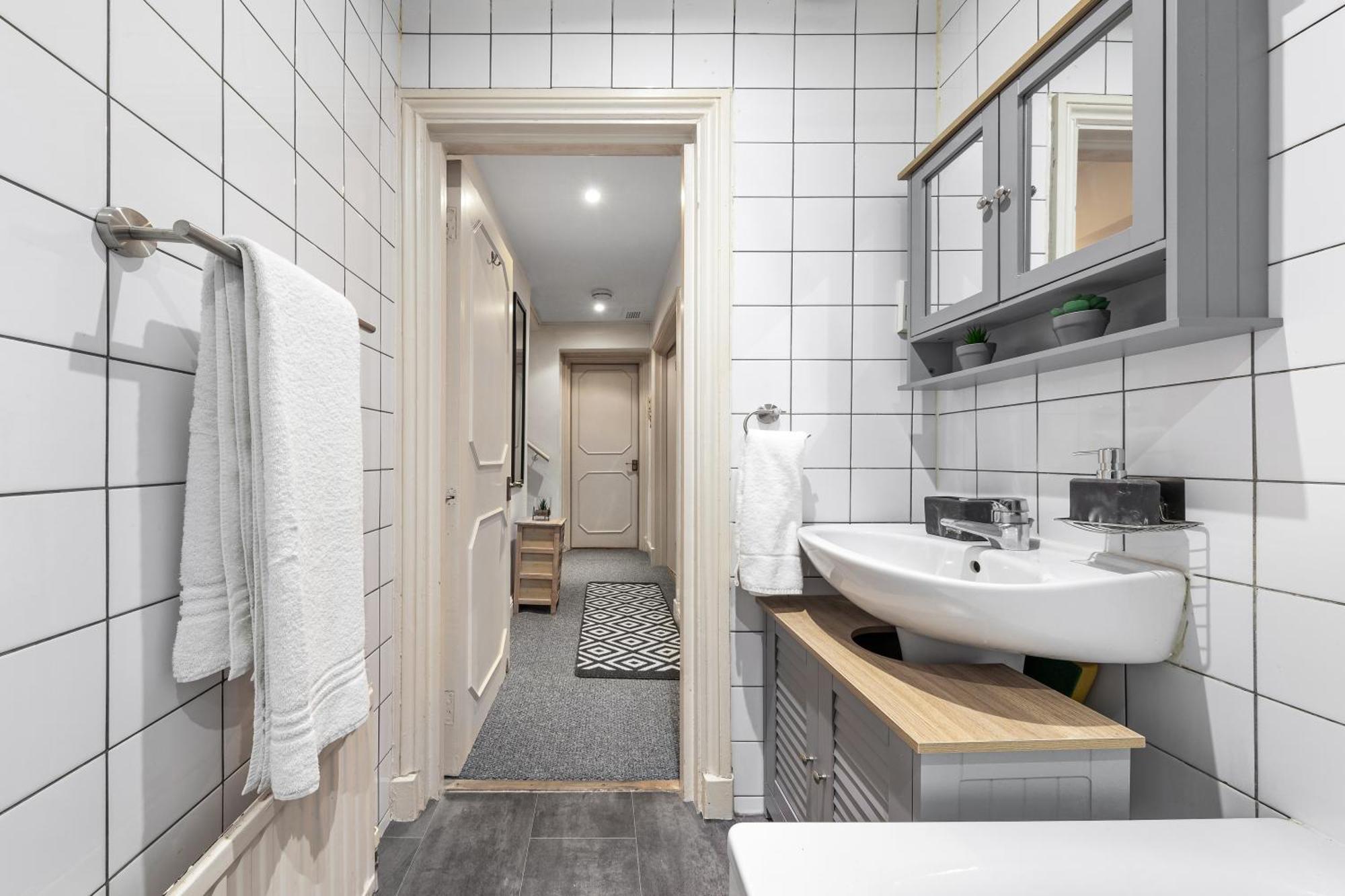 Your Elite Hyde Park Retreat 2-bedroom Luxury Flat *