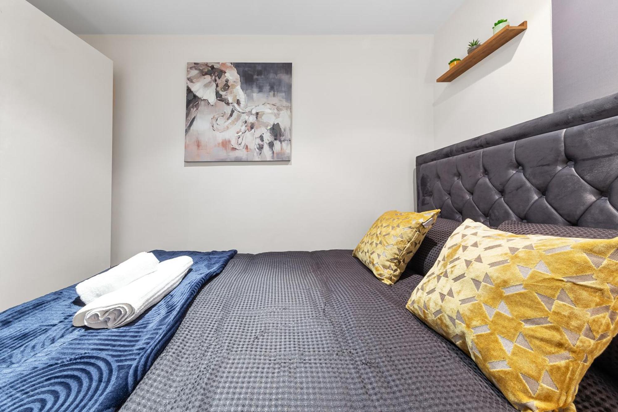 Your Elite Hyde Park Retreat 2-bedroom Luxury Flat *